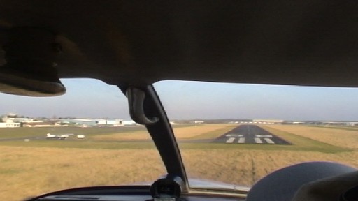 Atterrissage à Lognes Emerainville en DR400-140B.